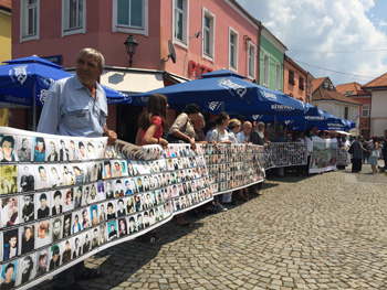 Loved ones remember those killed in the Srebrenica Massacre during a monthly memorial demonstratoin in Tuzla, Bosnia, June 11, 2015 – Source: Sarah Reichenbach, The Advocacy Project