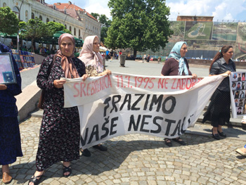 Loved ones remember those killed in the Srebrenica Massacre during a monthly memorial demonstratoin in Tuzla, Bosnia, June 11, 2015 – Source: Sarah Reichenbach, The Advocacy Project